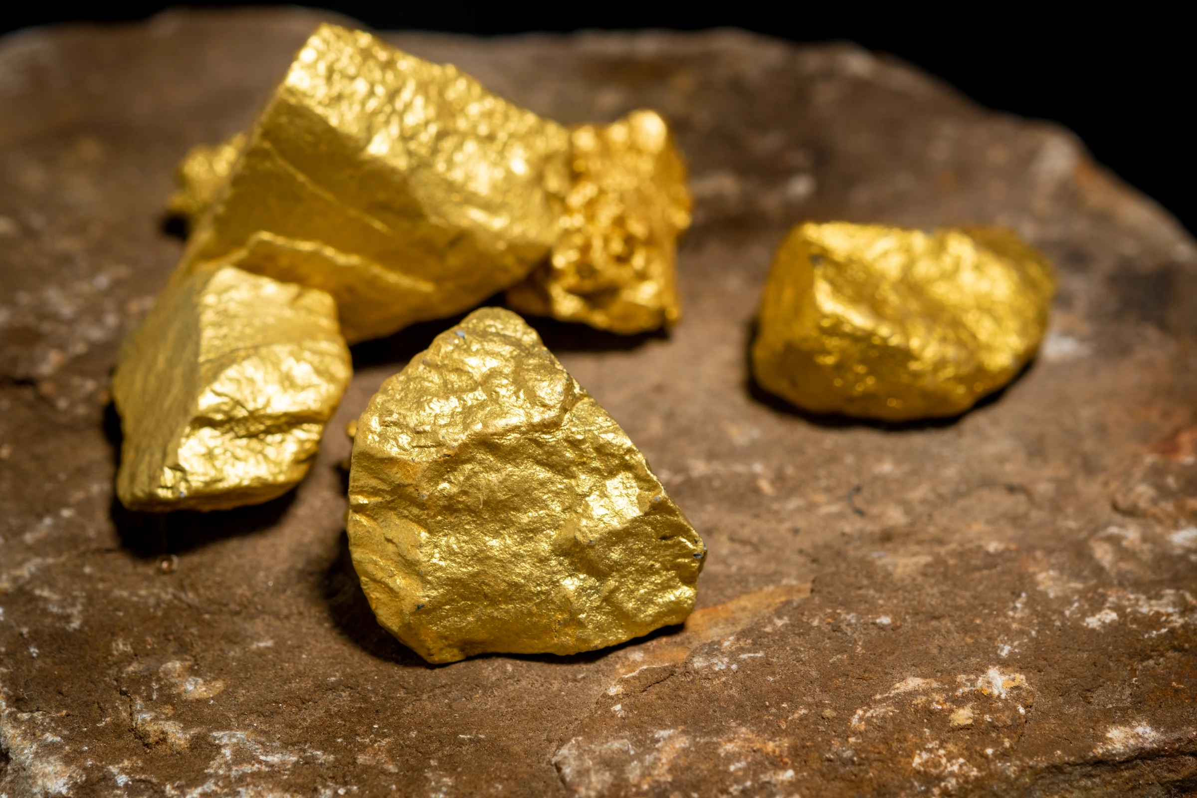 Pepite d'oro su roccia